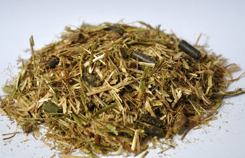 Sieczka Dengie Hi-Fi Molasses Free z lucerny i słomy z olejem rzepakowym