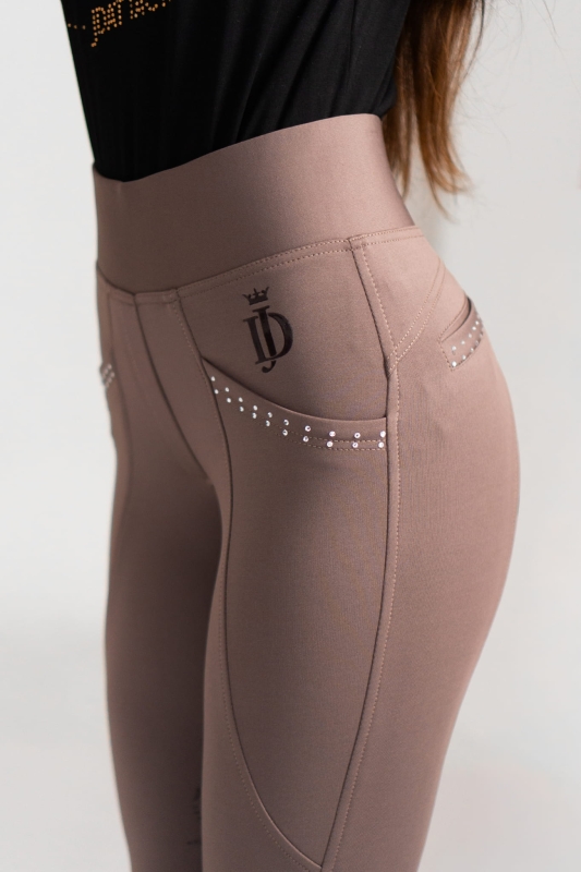 Silicone seat in a logo pattern on the Valora riding leggings