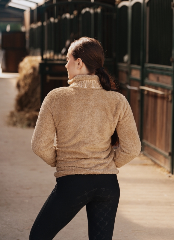JD ATTACK logo on the chest of the beige Elodie women's fleece