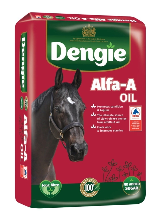 Czerwony worek sieczki Dengie Alfa-A Oil 20 kg z karym koniem