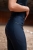 Granatowe legginsy jeździeckie Ginny Tech z kieszenią na boku, ujęcie z bliska