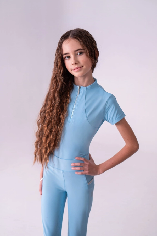 Legginsy dziecięce Catty w kolorze baby blue na dziewczynce w studiu