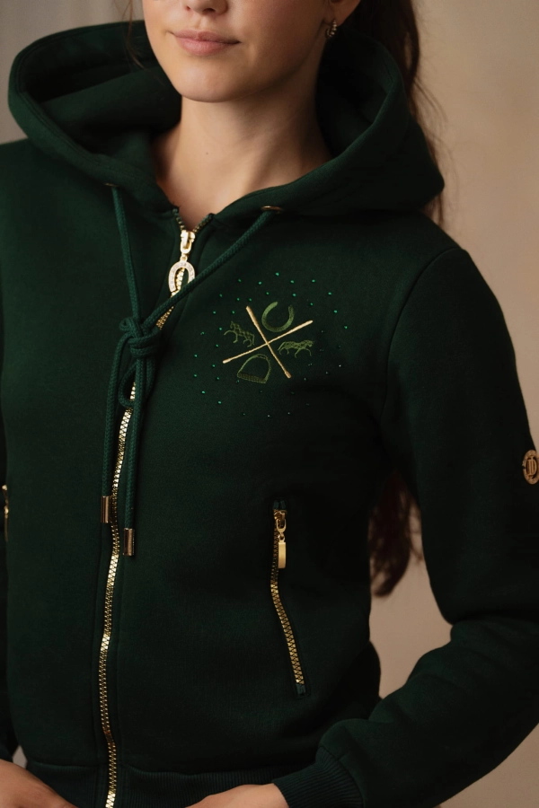 Zbliżenie na haft z kryształkami i kieszenie bluzy Holly w butelkowej zieleni