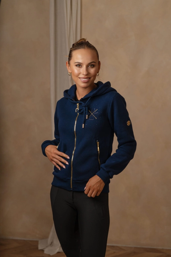 Granatowa bluza rozpinana Holly na modelce w czarnych bryczesach