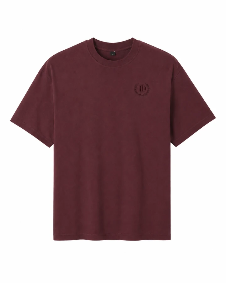 Męska koszulka jeździecka T-shirt David. Swobodny fason oversize/regular z gęstej bawełny z minimalistycznym haftem logo na piersi. Idealna baza stajenna gwarantująca trwałość i styl wolny od kompromisów. Wybierz swój kolor w JD Attack!