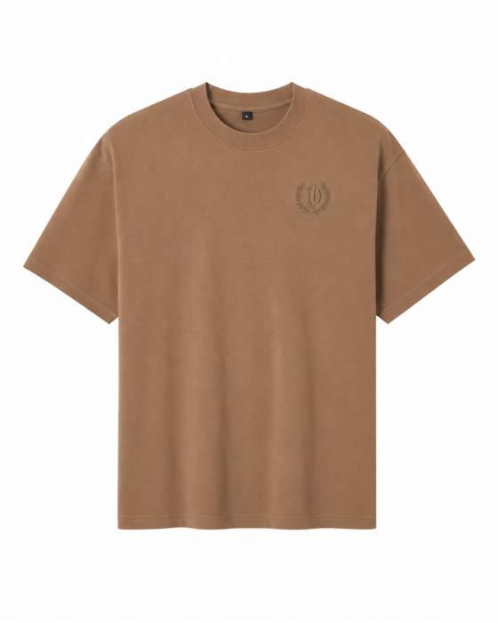 Męski T-shirt jeździecki David marki JD Attack o swobodnym kroju z krótkim rękawem. Gładki, mięsisty materiał bawełniany z dyskretnym, strukturalnym haftem logo wpisanego w wieniec laurowy na piersi, wykonanym nicią w kolorze koszulki.