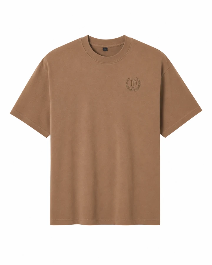 Męski T-shirt jeździecki David marki JD Attack o swobodnym kroju z krótkim rękawem. Gładki, mięsisty materiał bawełniany z dyskretnym, strukturalnym haftem logo wpisanego w wieniec laurowy na piersi, wykonanym nicią w kolorze koszulki.