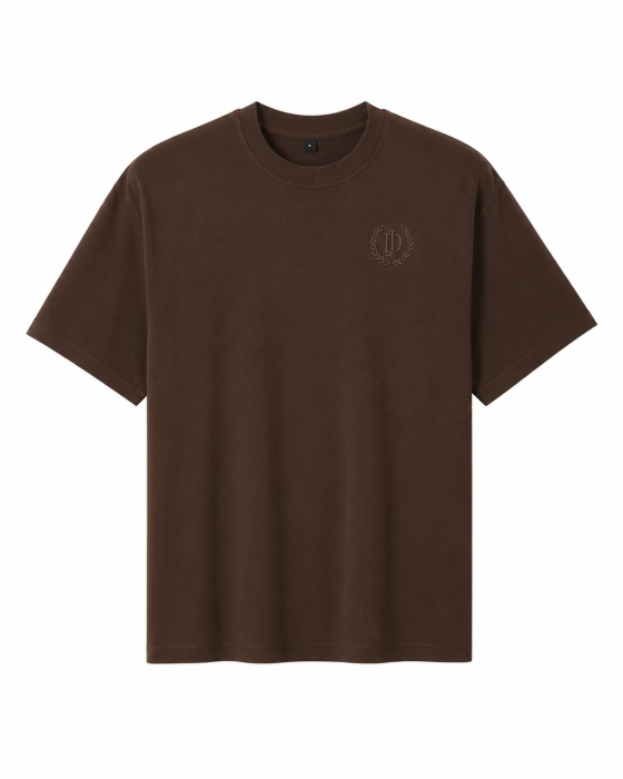 Męski T-shirt jeździecki David marki JD Attack o swobodnym kroju z krótkim rękawem. Gładki, mięsisty materiał bawełniany z dyskretnym, strukturalnym haftem logo wpisanego w wieniec laurowy na piersi, wykonanym nicią w kolorze koszulki.