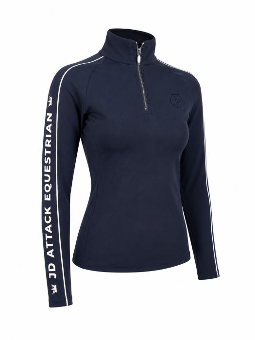 Granatowa damska koszulka jeździecka Norya od JD Attack. Dopasowany longsleeve ze stójką na suwak, z białymi lamówkami na rękawach, logo marki na piersi oraz dużym napisem JD ATTACK na przedramieniu.