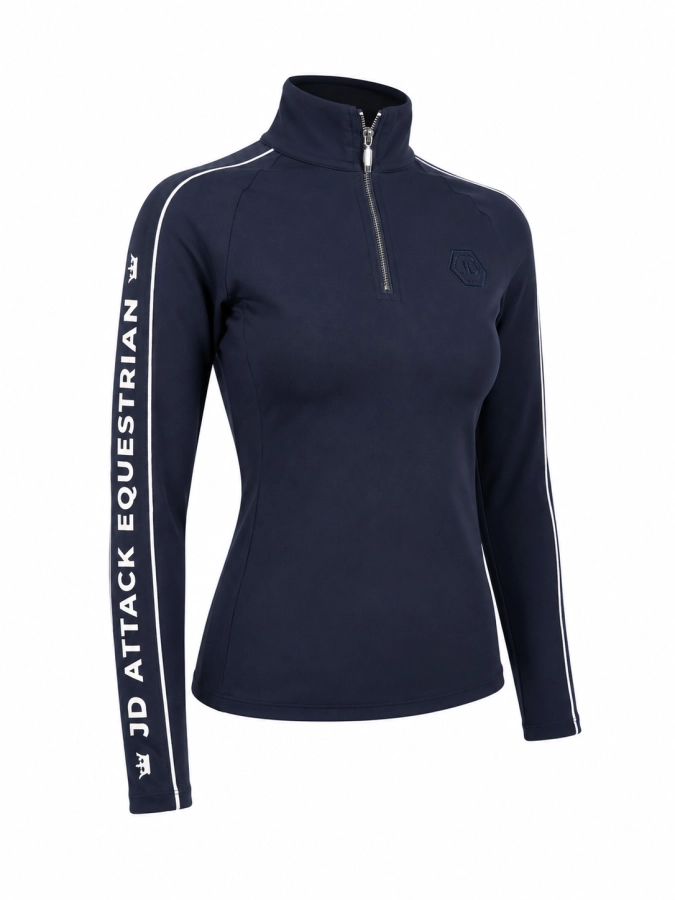 Granatowa damska koszulka jeździecka Norya od JD Attack. Dopasowany longsleeve ze stójką na suwak, z białymi lamówkami na rękawach, logo marki na piersi oraz dużym napisem JD ATTACK na przedramieniu.