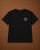 Czarny T-shirt Elara w lekko oversize'owym kroju. Krótszy fason, 95% bawełny i 5% elastanu. One Size.