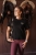 Czarny T-shirt Elara w lekko oversize'owym kroju. Krótszy fason, 95% bawełny i 5% elastanu. One Size.