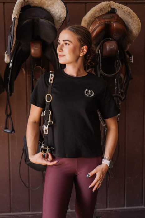 Czarny T-shirt Elara w lekko oversize'owym kroju. Krótszy fason, 95% bawełny i 5% elastanu. One Size.