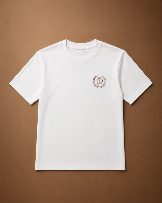 Biały T-shirt Elara JD ATTACK z subtelnym logo na piersi