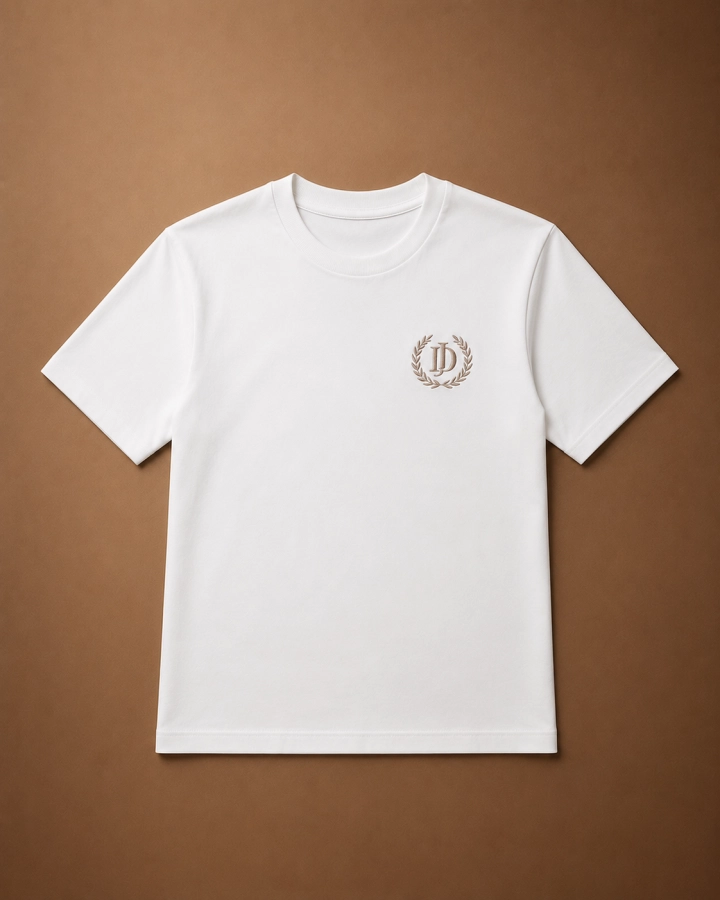 Biały T-shirt Elara JD ATTACK z subtelnym logo na piersi