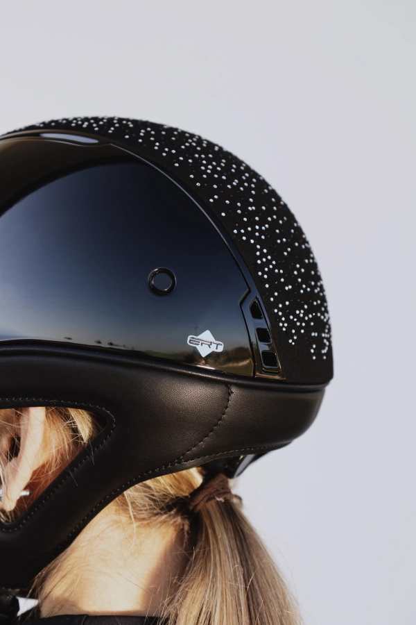 Kask jeździecki Moonlight z bliska: kryształki na czarnej skorupie