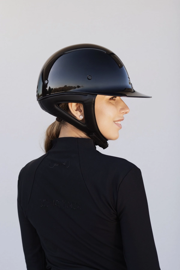 Kask jeździecki Shadowlight na głowie amazonki, widok z profilu