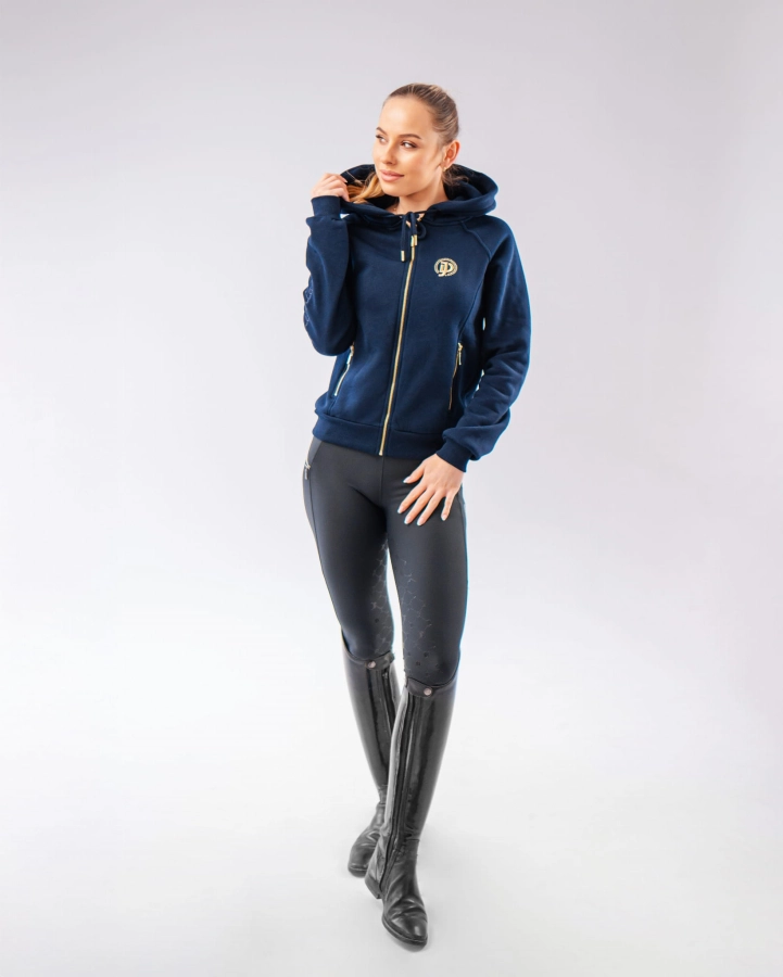 Bluza jeździecka Josie JD Attack noszona z legginsami i wysokimi butami
