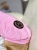 Detal naszywki z logo JD na bluzie dla psa w kolorze Baby Pink