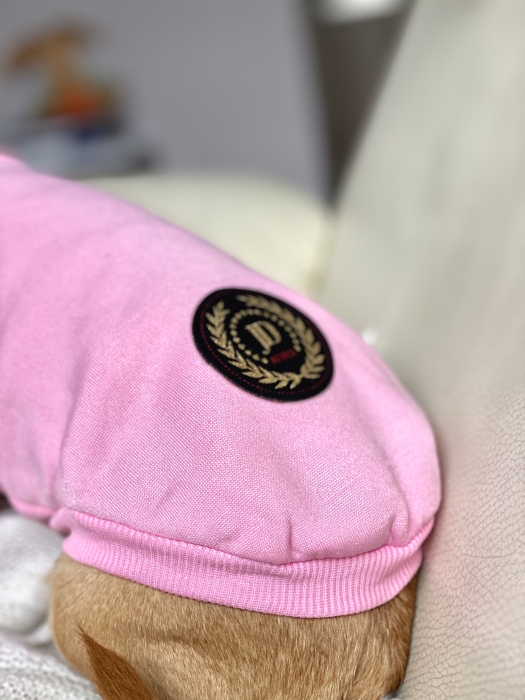 Detal naszywki z logo JD na bluzie dla psa w kolorze Baby Pink